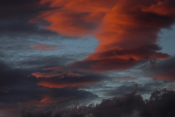 夏の綺麗な青空と鮮やかな夕焼け