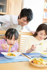 食事する親子