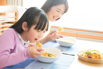 パスタを食べる親子
