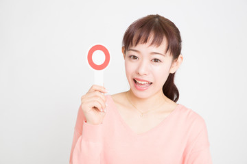 丸プレートを持つ女性