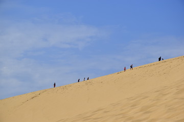 Menschen erklimmen die Dune de Pilat in Frankreich