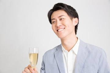 シャンパングラスを持つ男性