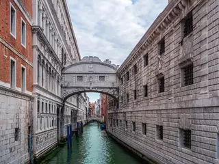 Cercles muraux Pont des Soupirs Canal with the Bridge of Sighs - Venice, Italy