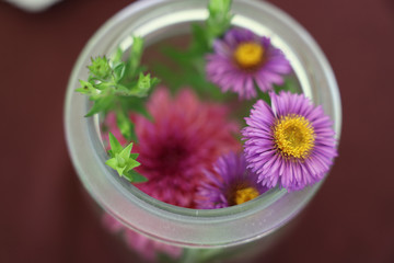 Blumen in großer Wase
