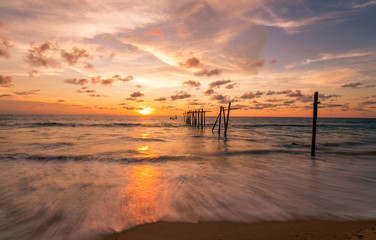 Naklejka premium Beautiful scene of seascape with dramatic cloudy sky in sunset time