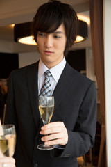 シャンパンを持つ男性