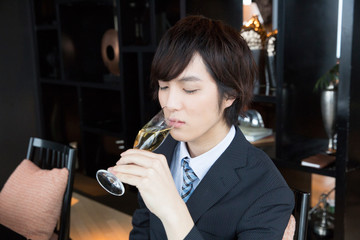 レストランでお酒を飲む男性