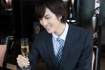 レストランでお酒を飲む男性