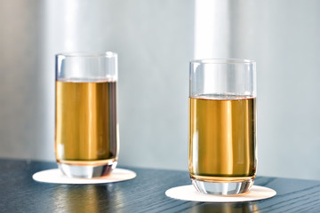 窓際に置かれた飲み物