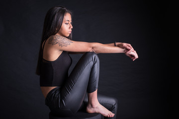 Fototapeta na wymiar chica brasileña posando en fondo negro