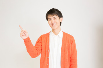 指差しをする男性