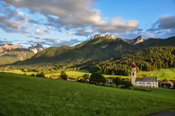 Villabassa, Val Pusteria e panoramica della vallata con chiesa in primo piano