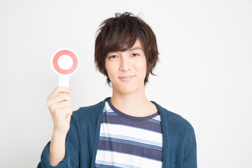 マルのプラカードを持つ男性