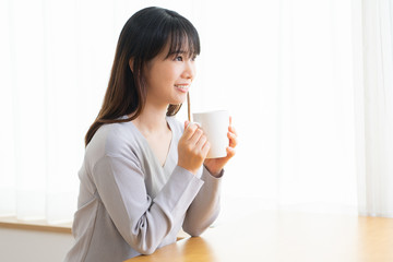 コーヒーを飲む若い女性