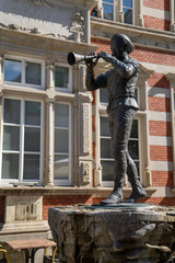 the statue of the pied piper in Hamelin