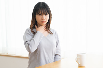 喉が痛い若い女性