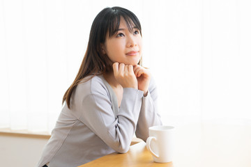 見上げる若い女性