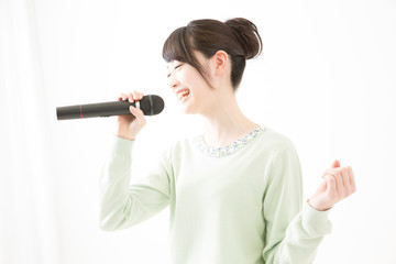 歌を歌う女性