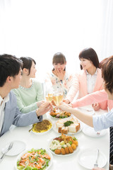 乾杯をする男女