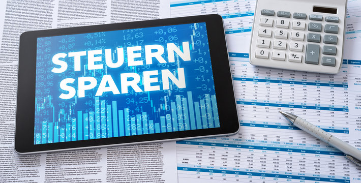 Tablet mit Finanzunterlagen - Steuern sparen