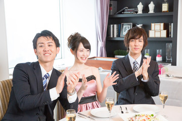 拍手をする男女