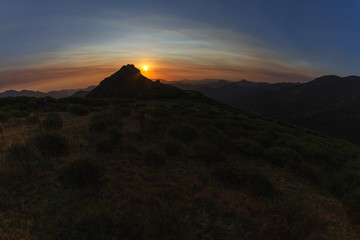 Obraz premium Sunrise in the Picos de Europa in the Llesba lookout