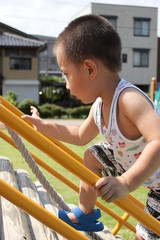 ロープを掴もうとしている真剣な表情の男の子（三才児）