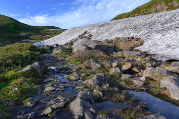 鳥海山の初夏の登山道（賽の河原）