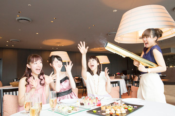 お祝いする女性