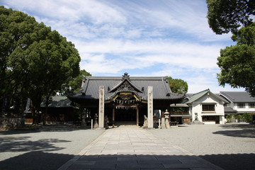 Fototapeta na wymiar 魚吹八幡神社の楼門から見た境内の様子です。