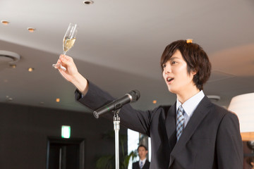 乾杯のスピーチをする男性