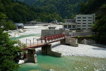 富山県黒部市欅平駅_黒部川と赤い橋