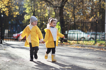 Children walk in the autumn park