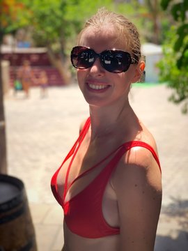 Jeune femme en bikini rouge