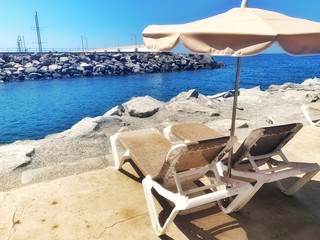 Chaises longues devant la mer