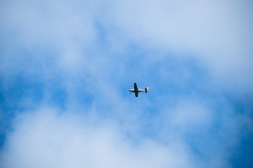 Fototapeta na wymiar Petit avion de tourisme dans le ciel .