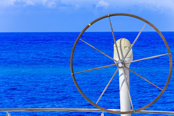 Tenir le cap par beau temps, gouvernail de voilier sur mer © Unclesam