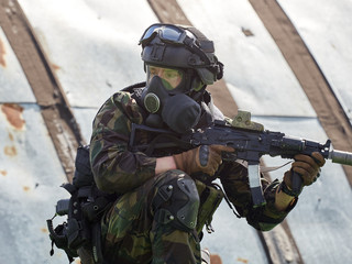 Obraz premium Special forces soldiers take up the defense
