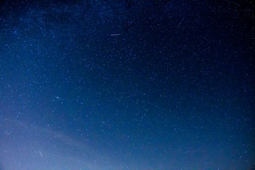 Fototapeta na wymiar Galaktyka Andromedy i rój Perseidów. Coroczne meteoryty na półkuli północnej. Nocne niebo pełne gwiazd. Spadające gwiazdy, czyli meteoryty wchodzące i spalające się w atmosferze ziemskiej