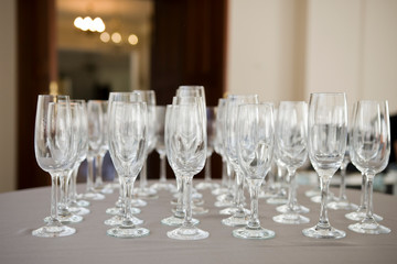 Komplet kieliszków do szampana na stoliku. Kieliszki do toastu weselnego, urodzinowego lub innej uroczystości - obrazy, fototapety, plakaty