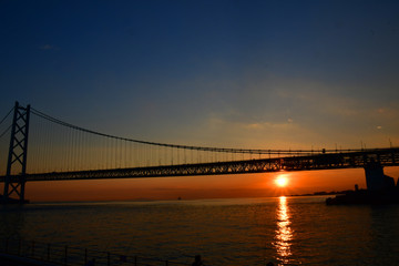 Fototapeta na wymiar 橋, 夕焼け, 水, 海, 太陽, 明石海峡大橋