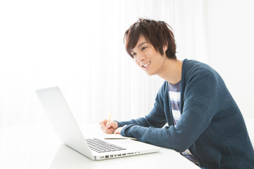 通信講座で勉強する男性