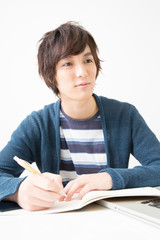 勉強をする男性