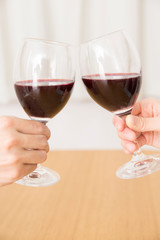 乾杯をする手元