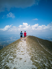 Fototapeta premium turisti fanno trekking sul monte catria nelle Marche in Italia