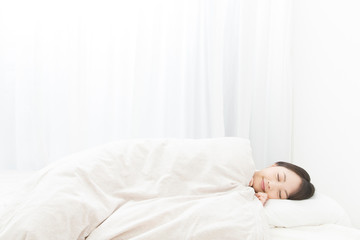 眠る女性