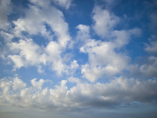 Fototapeta na wymiar Hermoso cielo azul con nubes blancas. Fondo que refleja calma y serenidad 