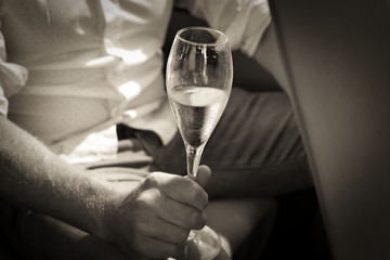 Mann, Bräutigam hält ein Glas Champagner in der Hand