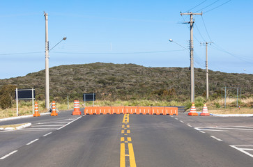 Estrada com bloqueio