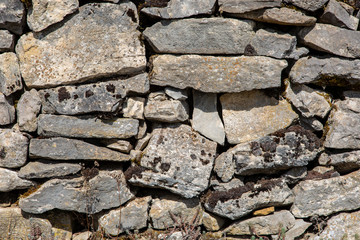 Trockenmauer aus Naturstein. Einsatz im Weinberg